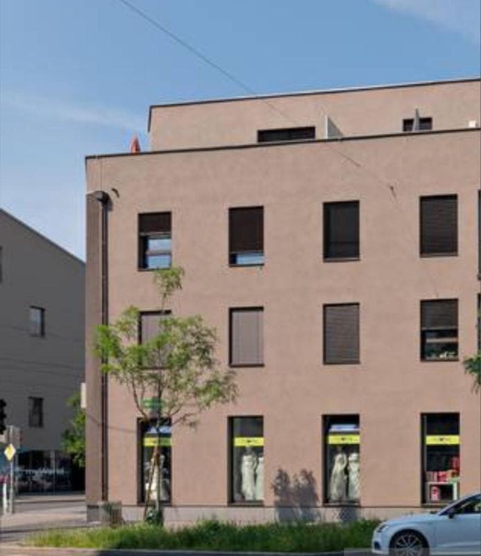 Wohn- und Geschäftshaus mit Fensterfront