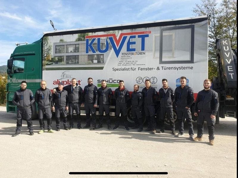 Das Kuvvet-Team vor dem Firmen-Lkw