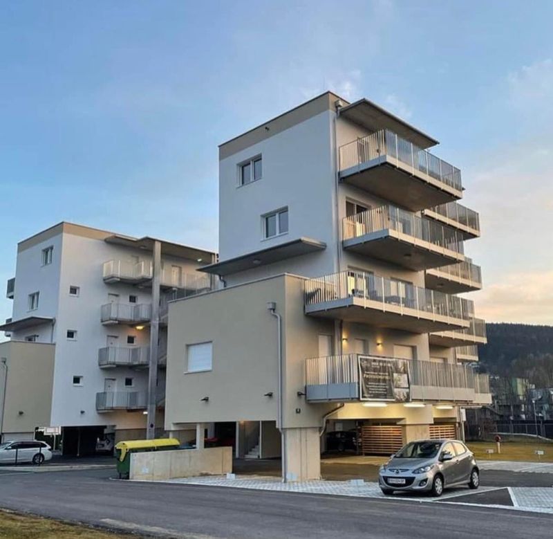 Mehrfamilienhaus, Straßenansicht