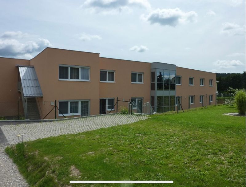 Wohnanlage mit durchgehenden Fensterbändern