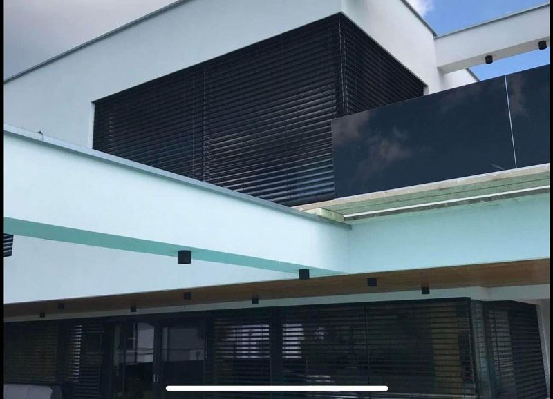 Flachdachhaus mit Raffstore-Sonnenschutz