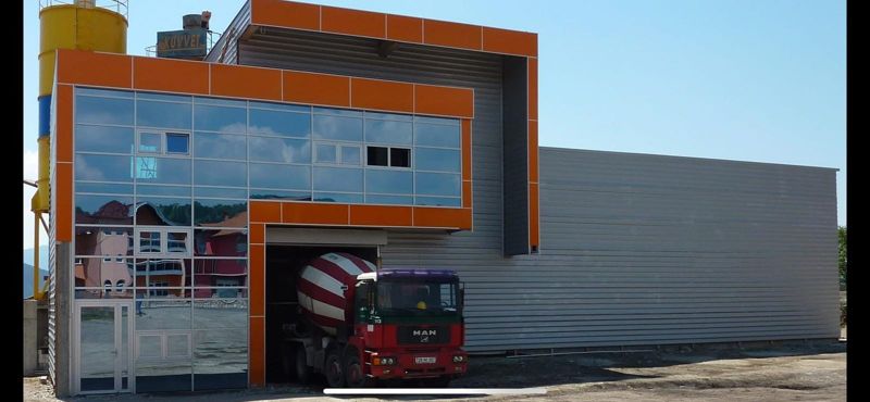 Gewerbebau mit Glasfassade