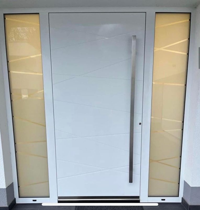 Haustür in Weiß mit satinierten Seitenteilen