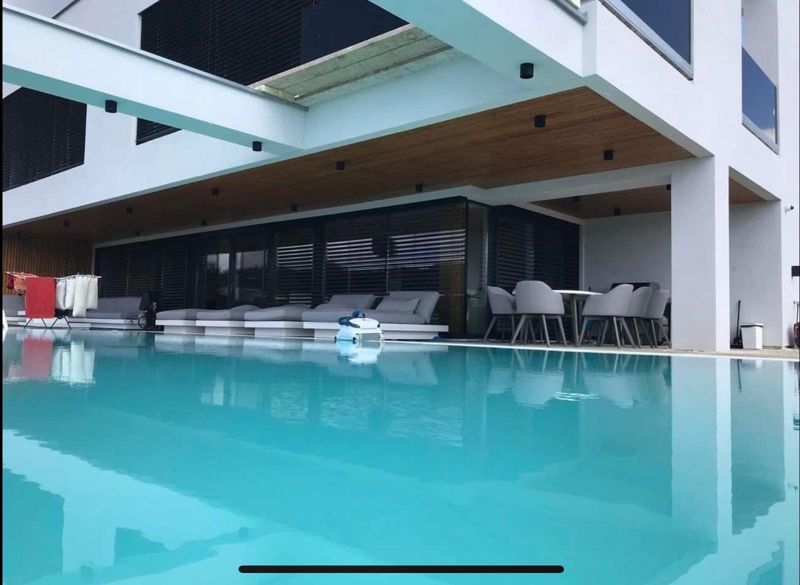 Glasfassade und Schiebeelemente am Pool