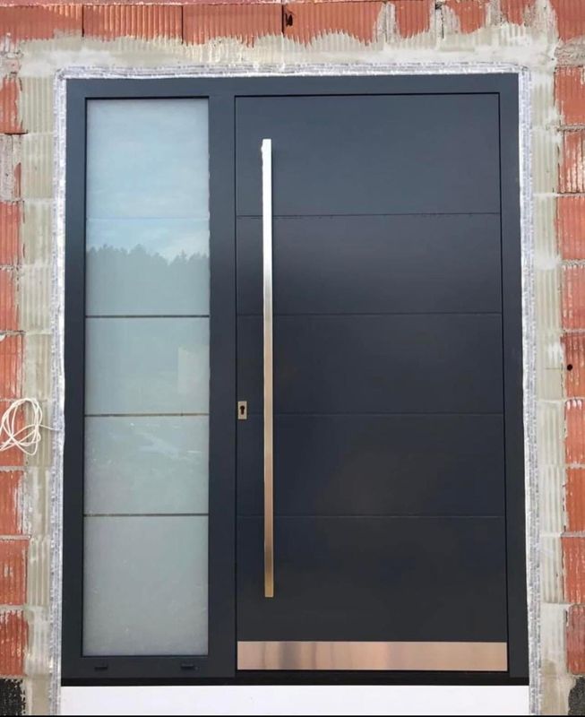 Haustür in Schwarz, eingebaut im Rohbau