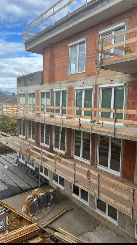 Rohbau mit eingebauter Fensterfront