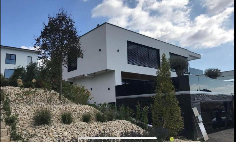 Modernes Wohnhaus mit großen Fensterflächen