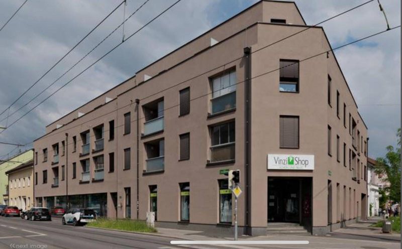 Wohn- und Geschäftshaus an der Straßenecke