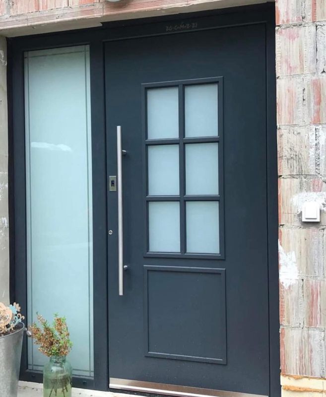 Haustür in Anthrazit mit Sprossenfenster